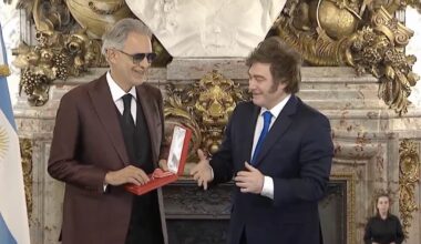 Andrea Bocelli e la scena imbarazzante con Milei: gli offre la mano, poi la gaffe: come si salva il presidente argentino - Il video