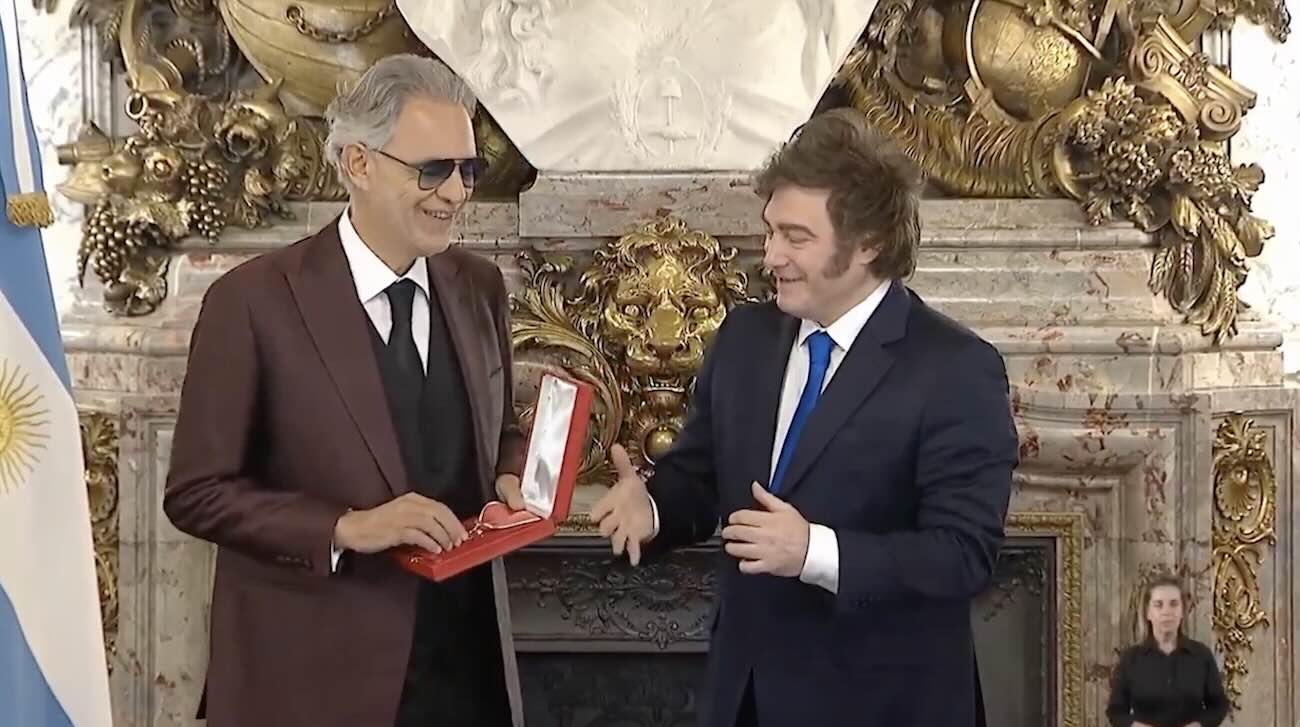 Andrea Bocelli e la scena imbarazzante con Milei: gli offre la mano, poi la gaffe: come si salva il presidente argentino - Il video