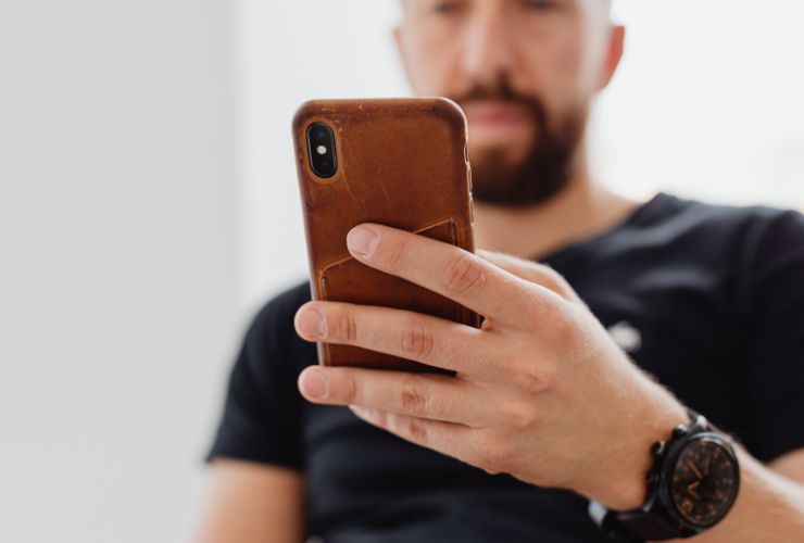 uomo con smartphone in mano 