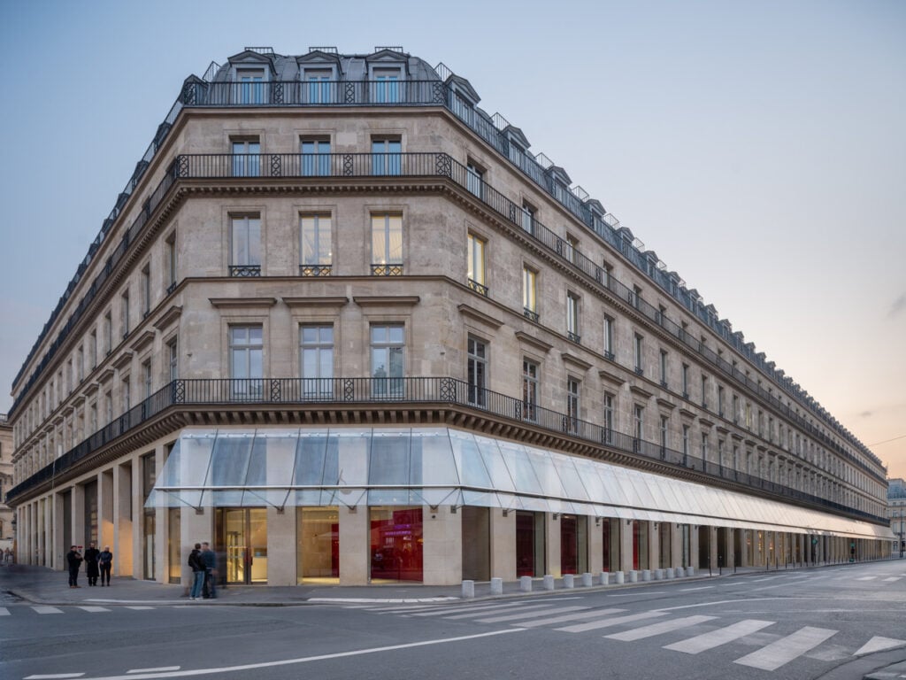 La nuova sede di Fondation Cartier a Parigi inaugura con una mostra-tributo alla storia della città 