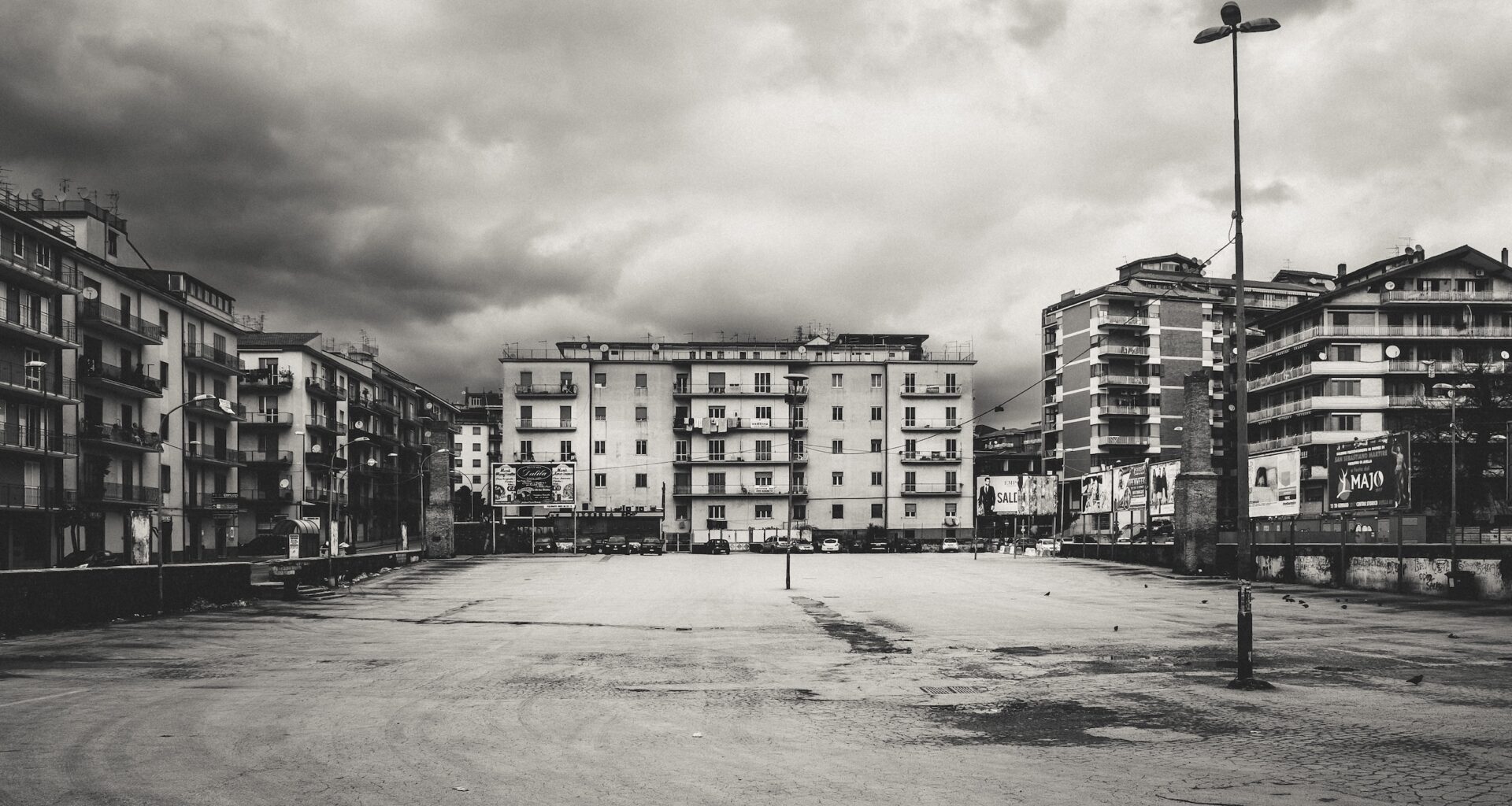 Luoghi che attraversiamo senza vedere: il ritratto incompiuto di Avellino negli scatti di Filippo Cristallo