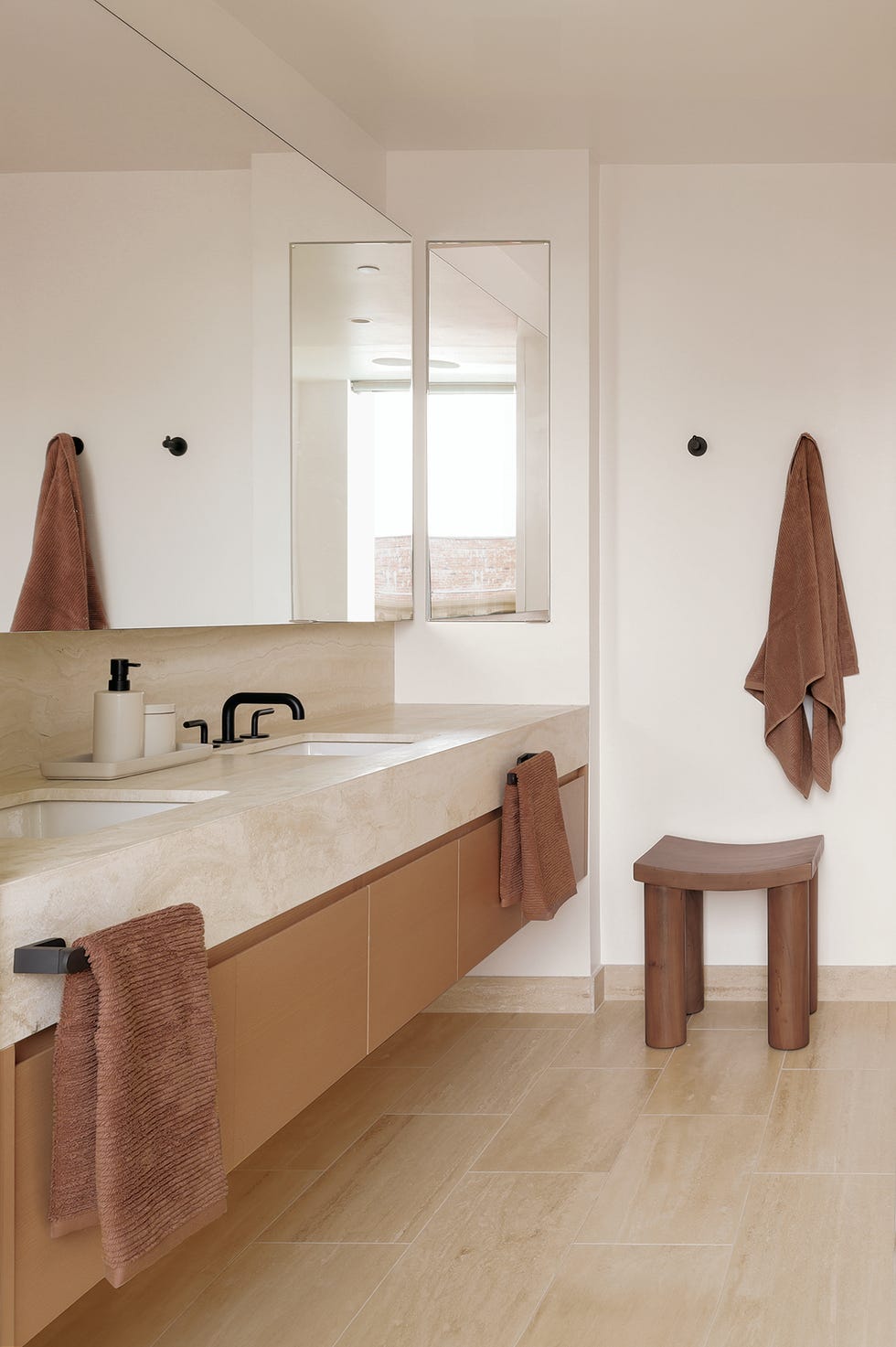 un apartamento en manhattan con muebles modernos, madera y texturas calidas