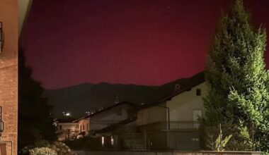 Aurora boreale visibile nella notte nei cieli del Torinese