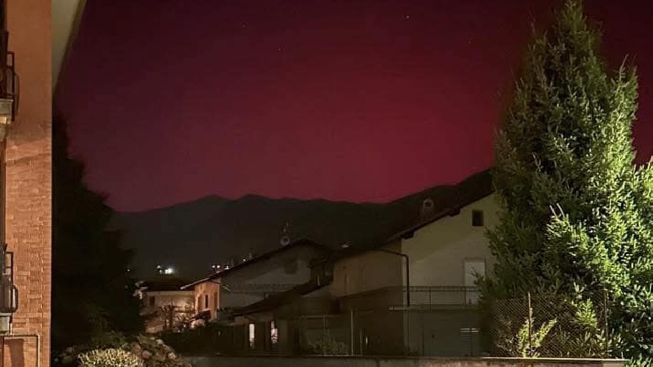 Aurora boreale visibile nella notte nei cieli del Torinese