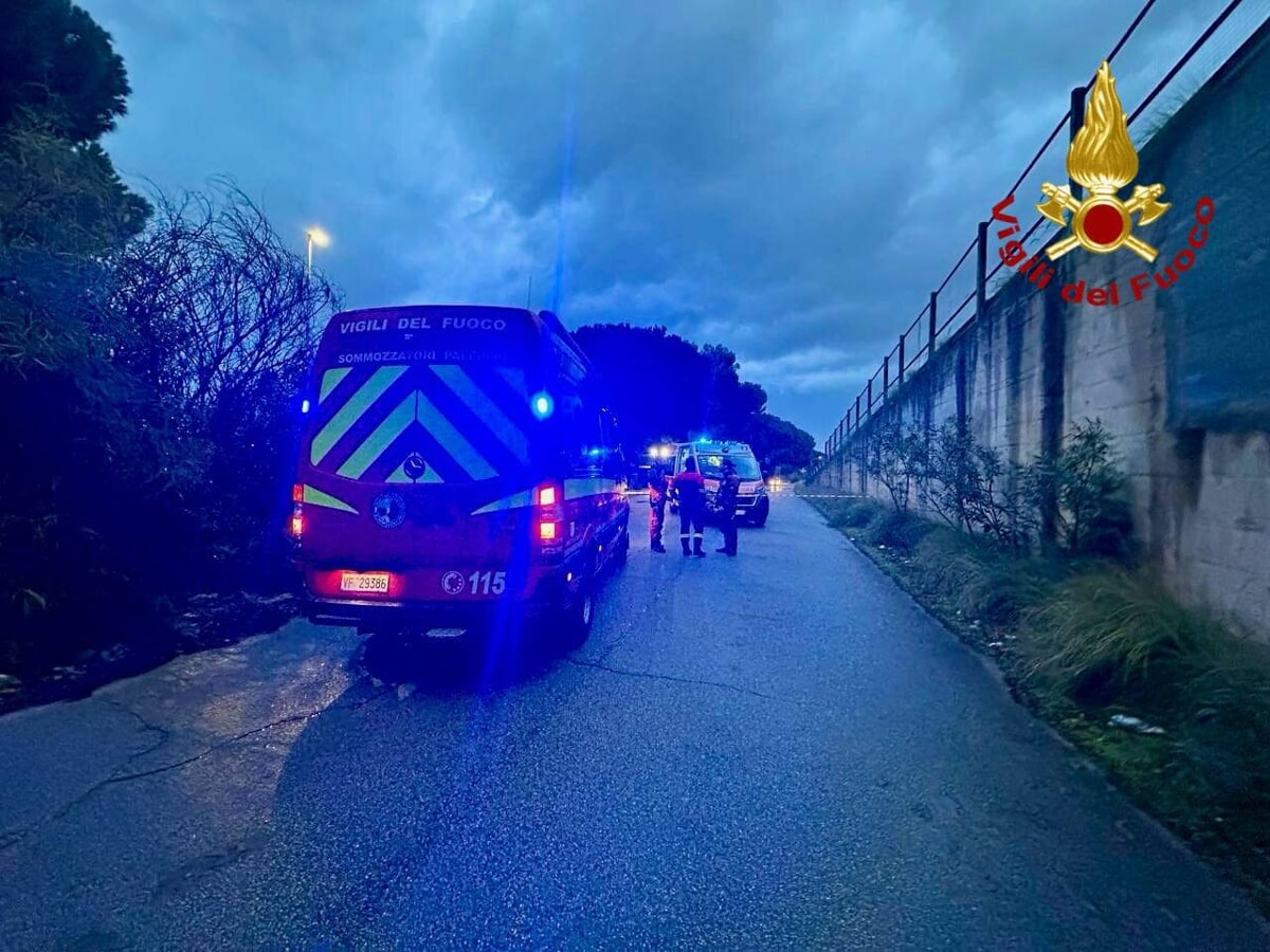 Auto intrappolata in via La Malfa Auto intrappolata in via La Malfa