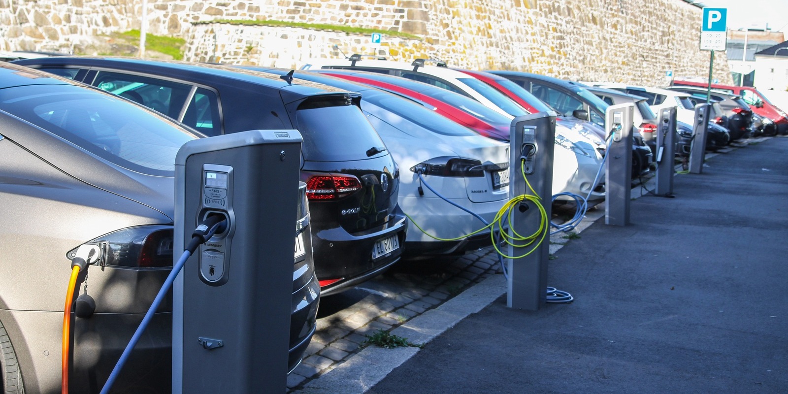 Mercato auto UE: elettriche in crescita, endotermiche in