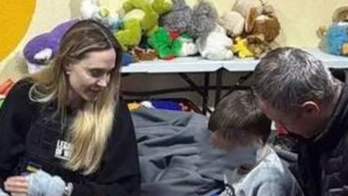 Angelina Jolie a sorpresa a Kherson, visita i bimbi malati in ospedale - Notizie