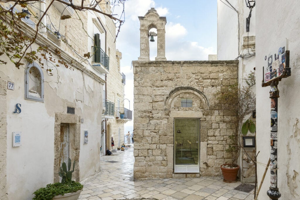 Installation view della mostra di Arianna Ladogana nell’Exchiesetta di Polignano a Mare nell'ambito del progetto di Roberto Cuoghi per il Premio Pascali alla Fondazione Pino Pascali, Polignano a Mare. Foto di © 2025 Marino Colucci
