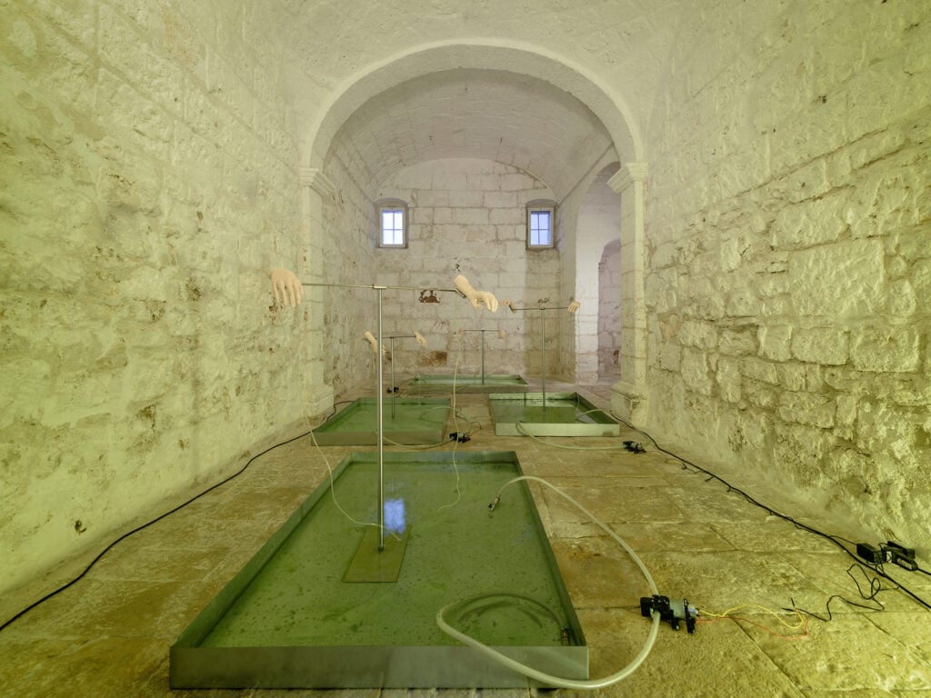 Installation view della mostra di Arianna Ladogana nell’Exchiesetta di Polignano a Mare nell'ambito del progetto di Roberto Cuoghi per il Premio Pascali alla Fondazione Pino Pascali, Polignano a Mare. Foto di © 2025 Marino Colucci