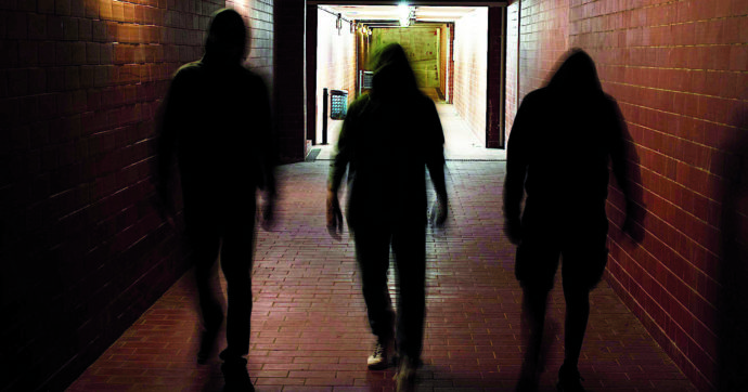 15enne gettato nel fiume la notte di Halloween