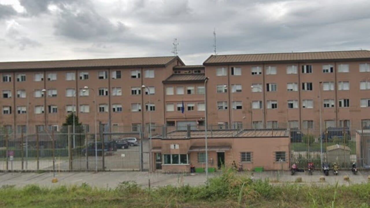 i detenuti tengono in ostaggio alcune guardie