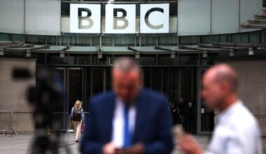 Bufera per un documentario su Trump, lasciano i vertici della Bbc