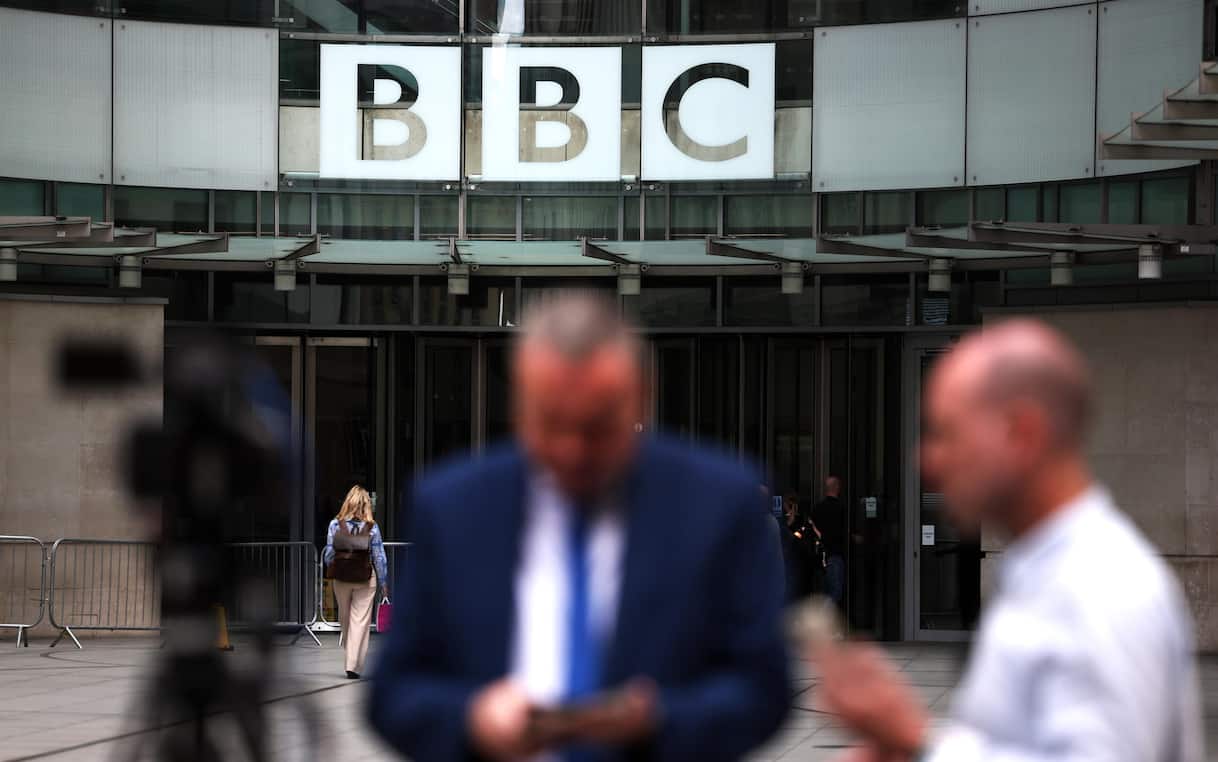 Bufera per un documentario su Trump, lasciano i vertici della Bbc