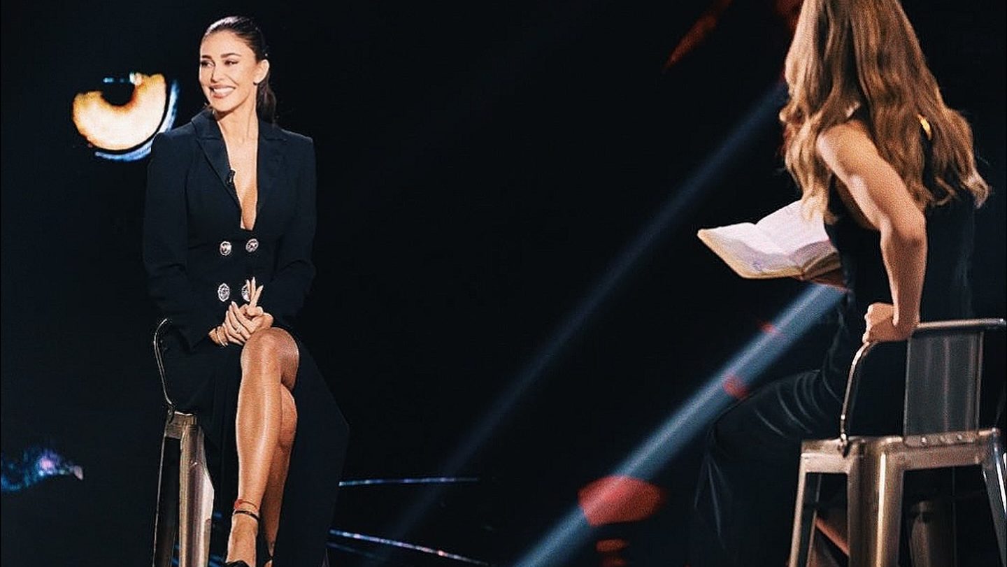 Dal talk show all’inconscio collettivo: il riso che normalizza la violenza