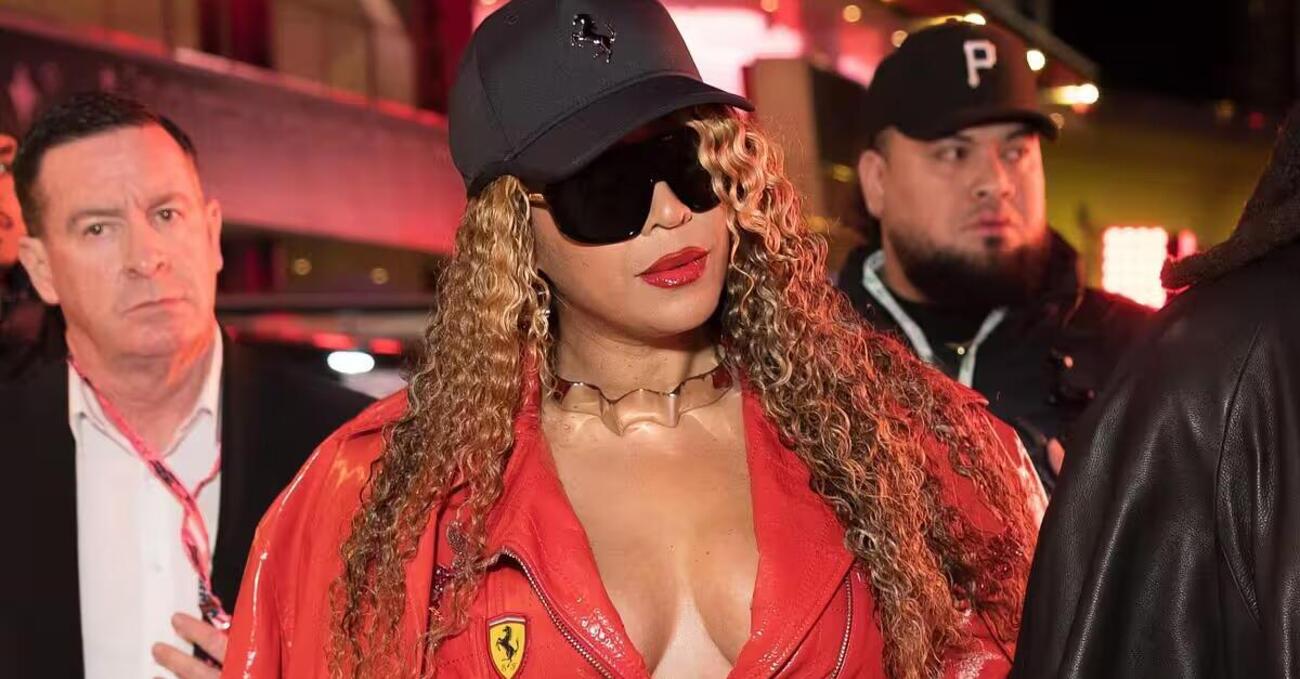 La vera vincitrice del GP DI F1 di Las Vegas è Beyoncé: tuta in lattice, serbatoio e straripantezza alla Kardashian, cioè no alla Beyoncé - MOW
