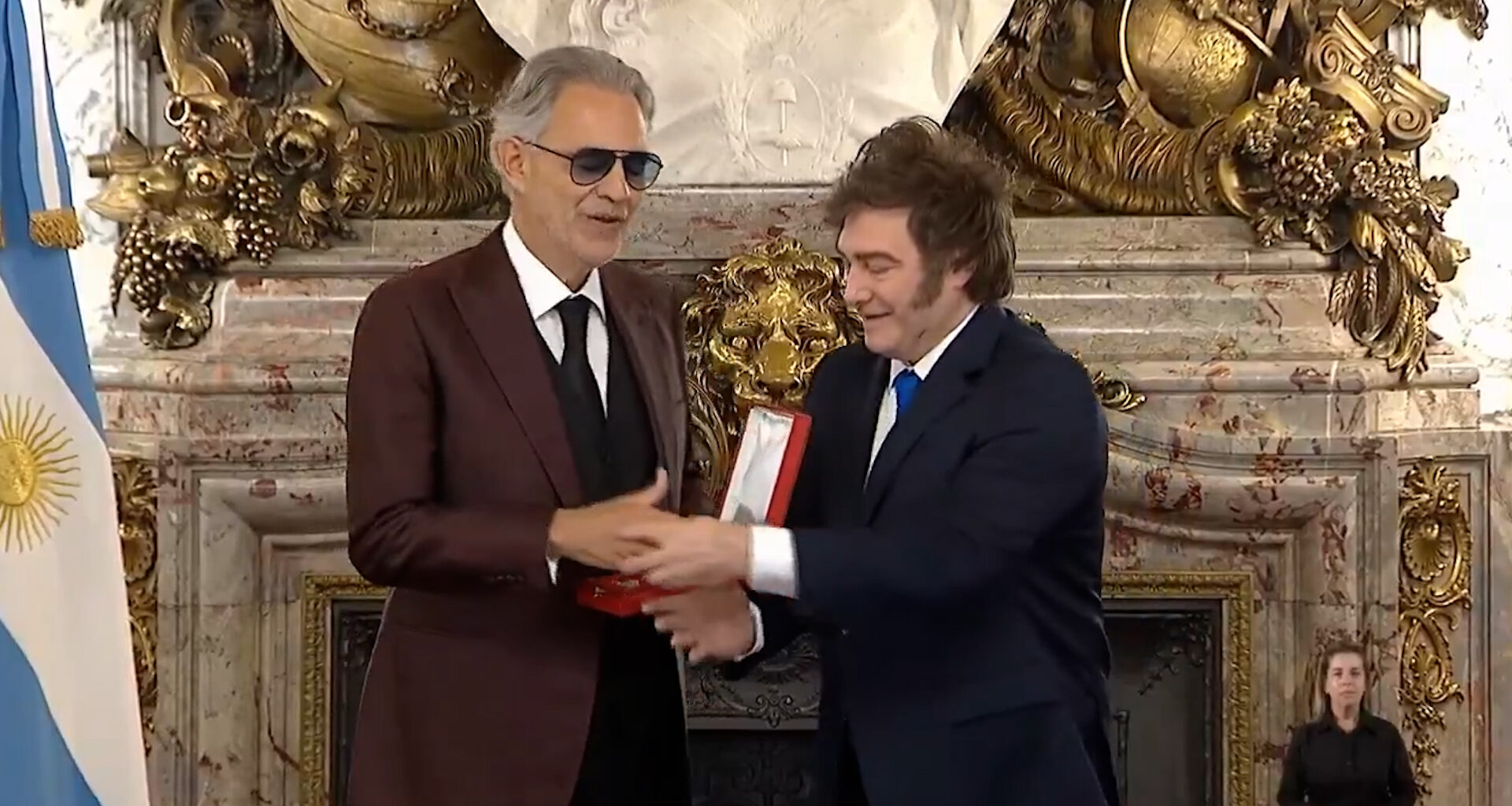 Milei tende la mano a Bocelli per stringerla, poi si accorge della gaffe e se la prende da solo - Video