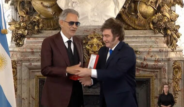 Milei tende la mano a Bocelli per stringerla, poi si accorge della gaffe e se la prende da solo - Video