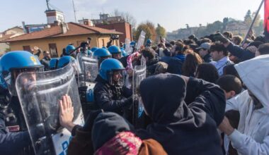 Bologna, corteo contro il governo: 'Arriviamo all’Anci”. Tafferugli e cariche