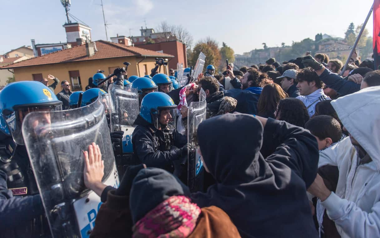 Bologna, corteo contro il governo: 'Arriviamo all’Anci”. Tafferugli e cariche