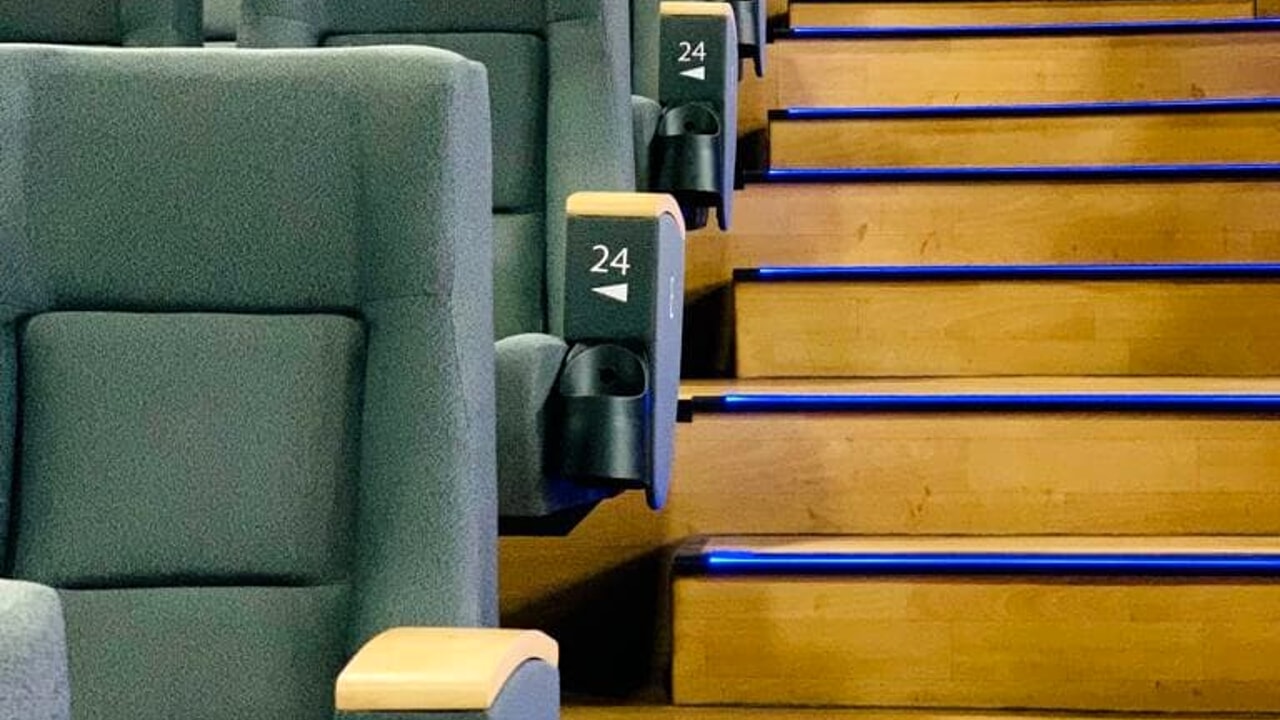 sale aderenti e film in programma