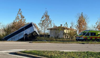 Pordenone, bus con studenti finisce in un fosso dopo scontro con macchina. Grave automobilista