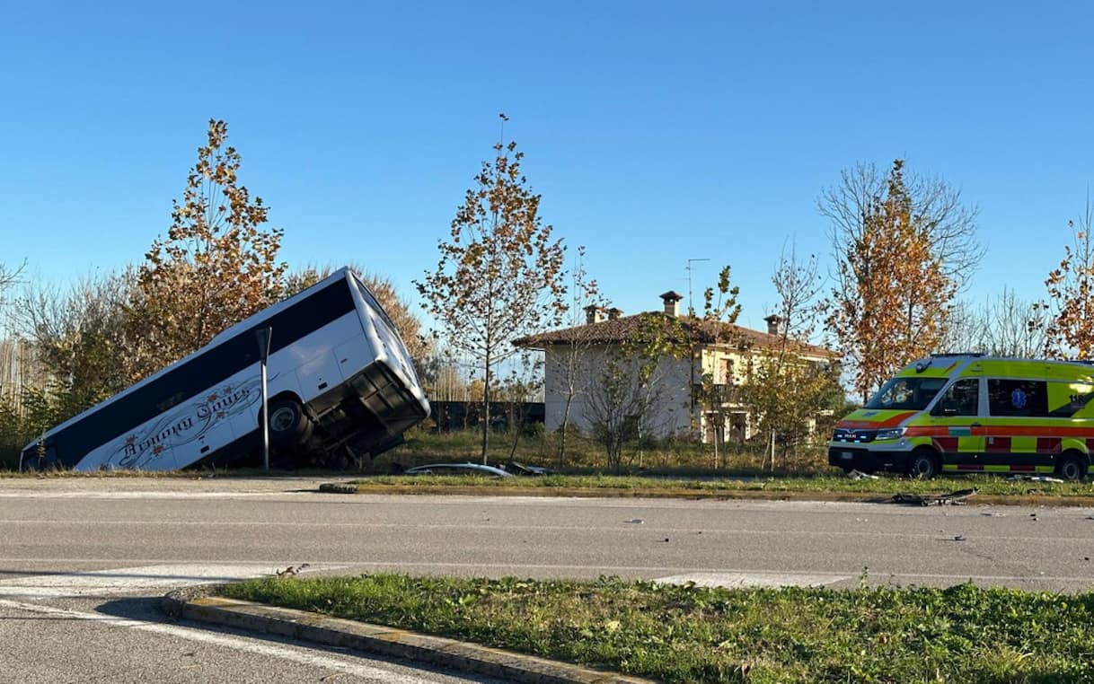 Pordenone, bus con studenti finisce in un fosso dopo scontro con macchina. Grave automobilista