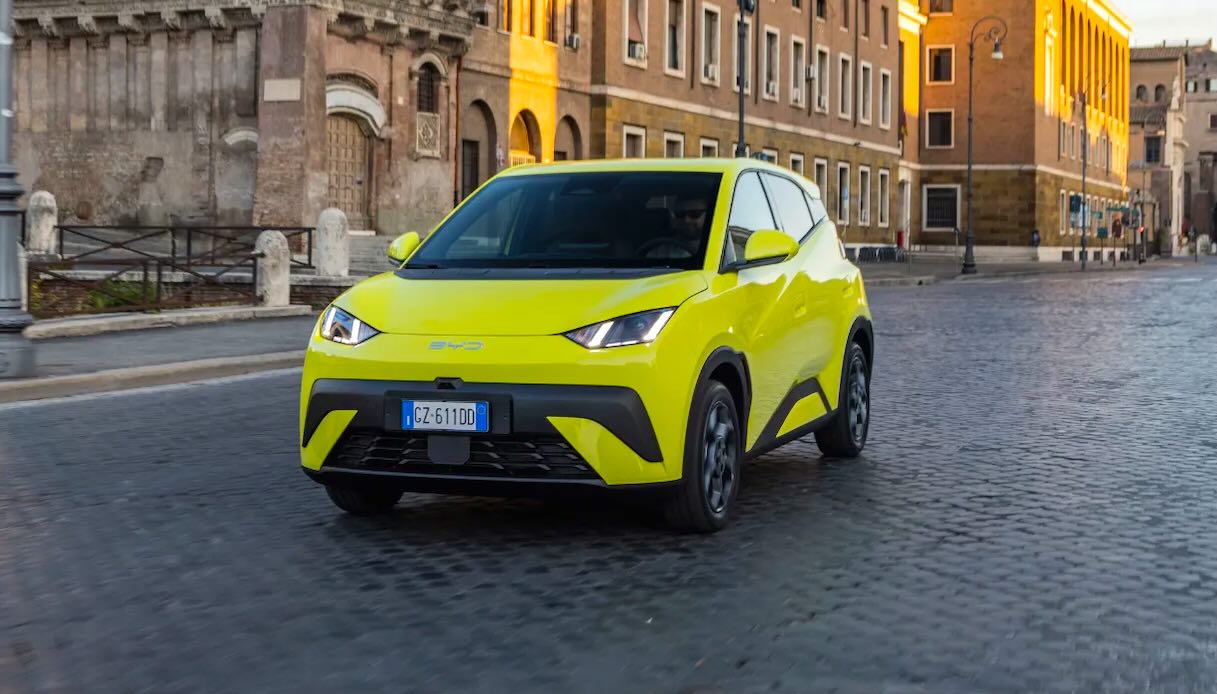 BYD anticipa il Black Friday e offre oltre 10.000 euro di sconto