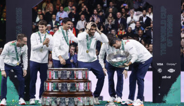 L'Italia 'rompe' la coppa Davis durante la premiazione - Sport