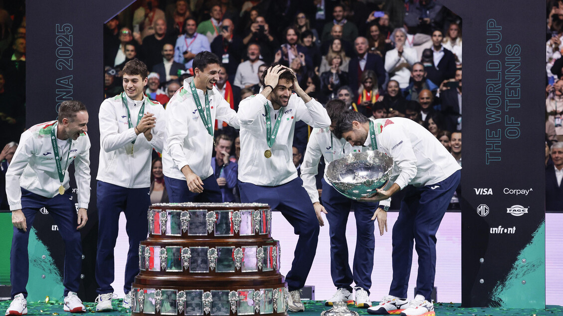 L'Italia 'rompe' la coppa Davis durante la premiazione - Sport