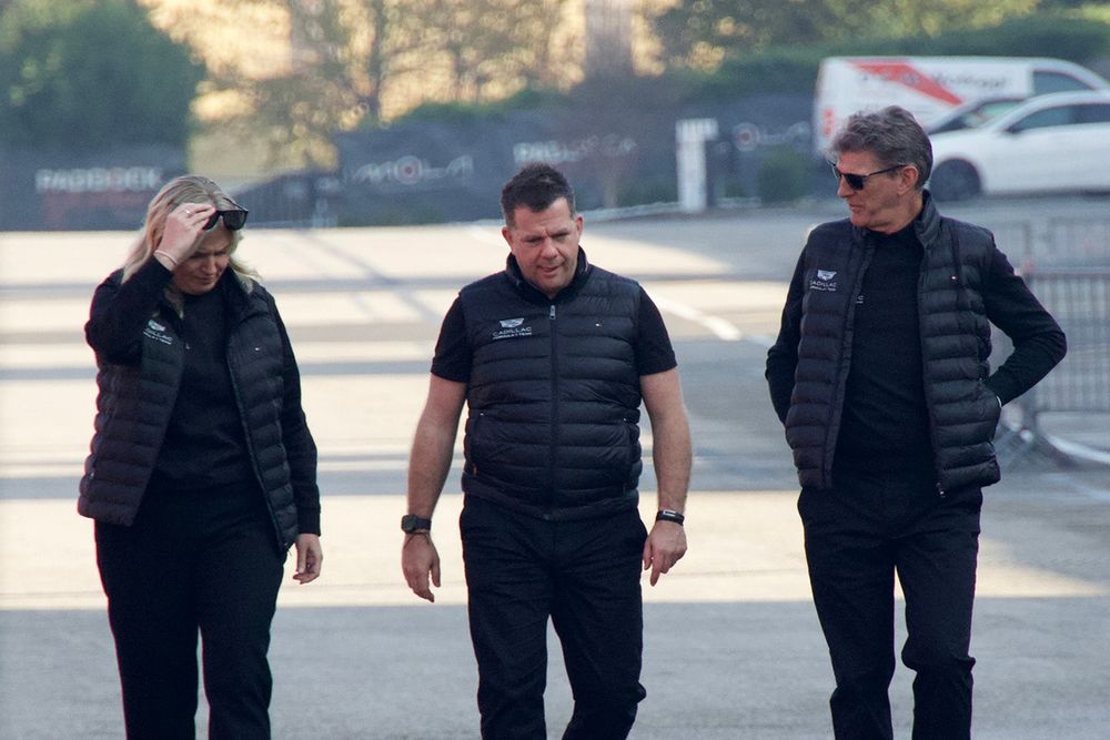 Graeme Lowden, Cadillac F1 Team Principal, con Caroline McGrory e Peter Crolla