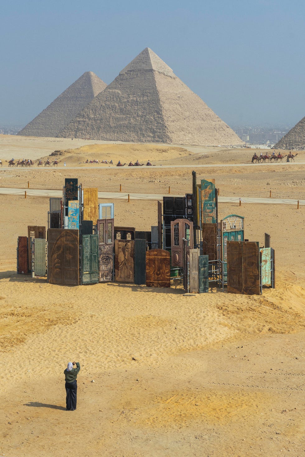 Arte contemporanea davanti alle Piramidi di Giza arte contemporanea davanti alle piramidi di giza