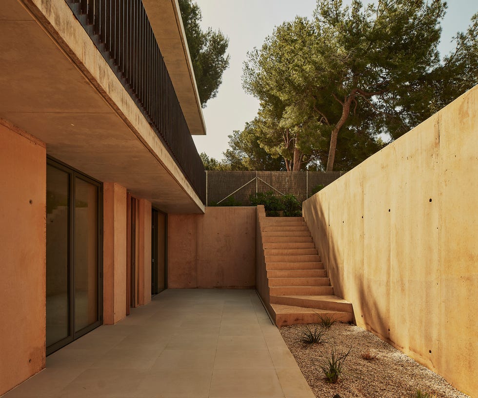 una casa di contrasti sulla costa catalana