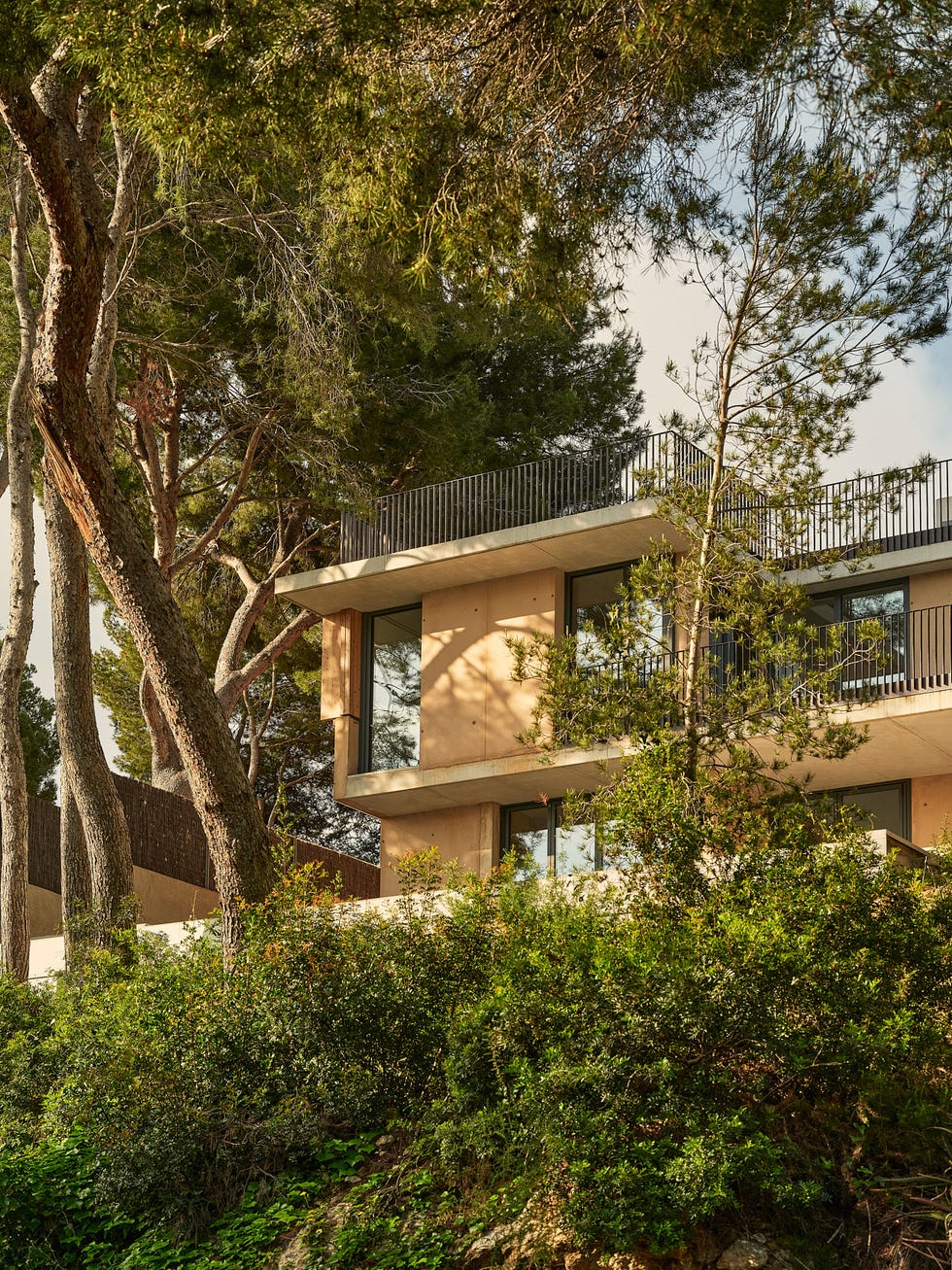 una casa di contrasti sulla costa catalana