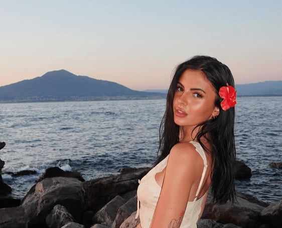 Salta la fila con un falso pass disabili, bufera per la tiktoker Camilla De Pandis