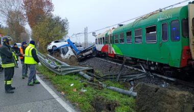 Incidente ferroviario a Ferrara, treno di studenti contro camion sui binari: feriti e circolazione interrotta