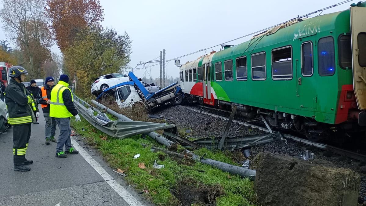 Incidente ferroviario a Ferrara, treno di studenti contro camion sui binari: feriti e circolazione interrotta