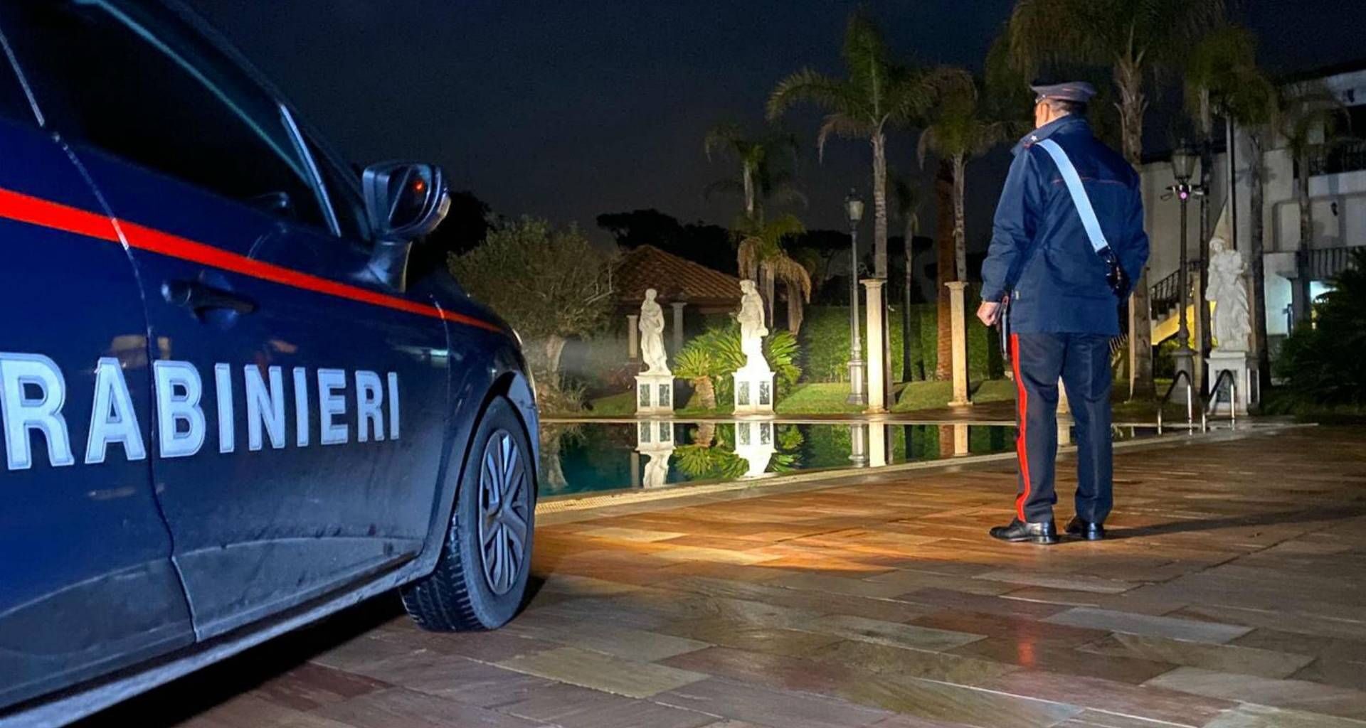 Lite in strada col compagno, donna si spara alla testa