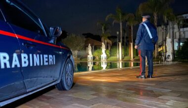 Lite in strada col compagno, donna si spara alla testa