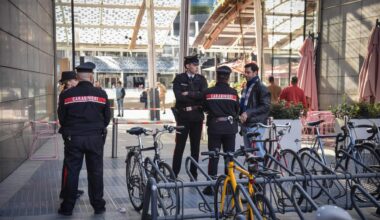 Milano, accoltellamento in piazza Gae Aulenti: grave una donna