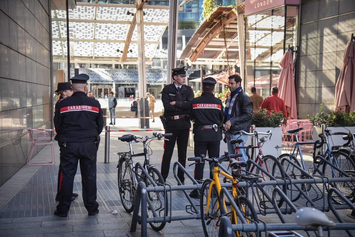 Milano, accoltellamento in piazza Gae Aulenti: grave una donna