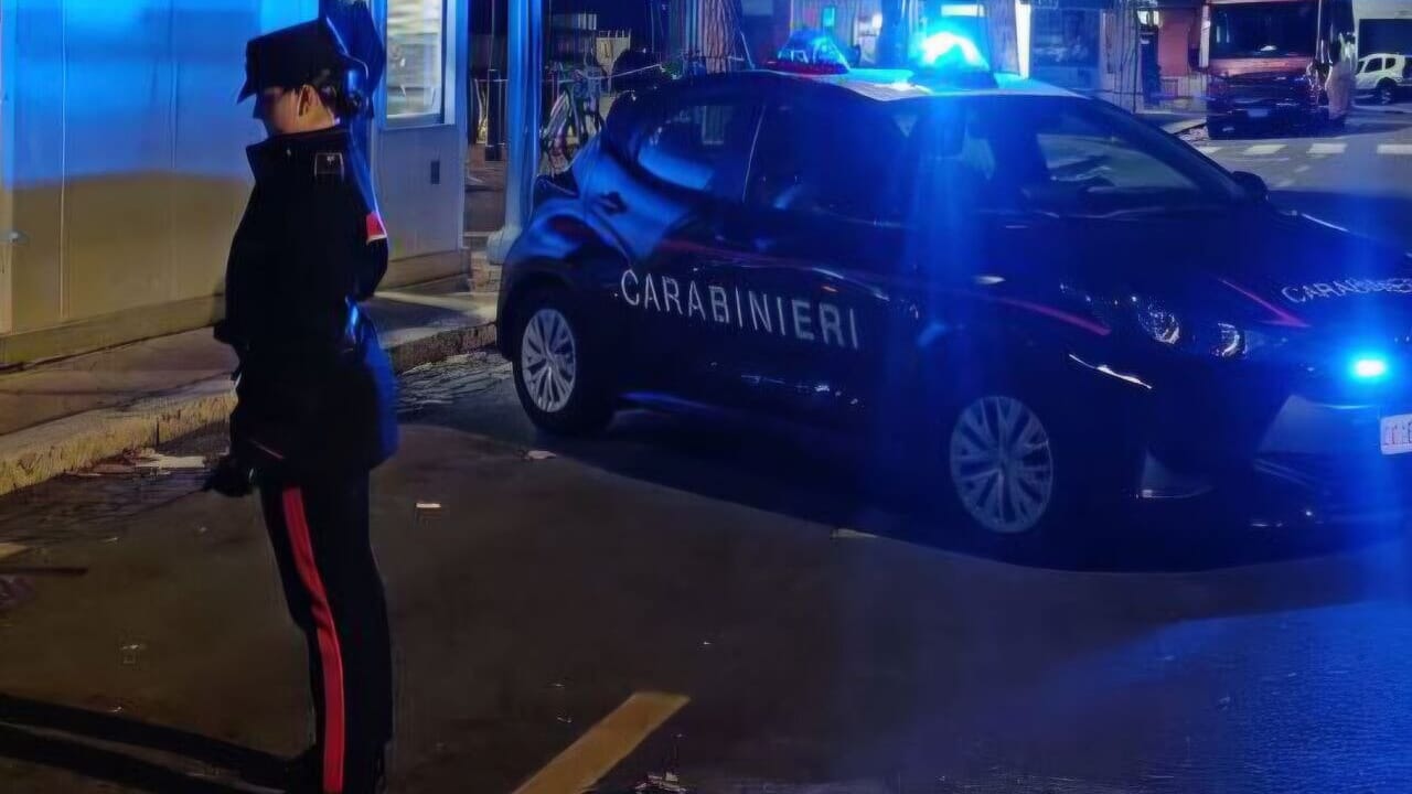 maxi rissa con i coltelli davanti alla stazione Lido Centro, tre feriti