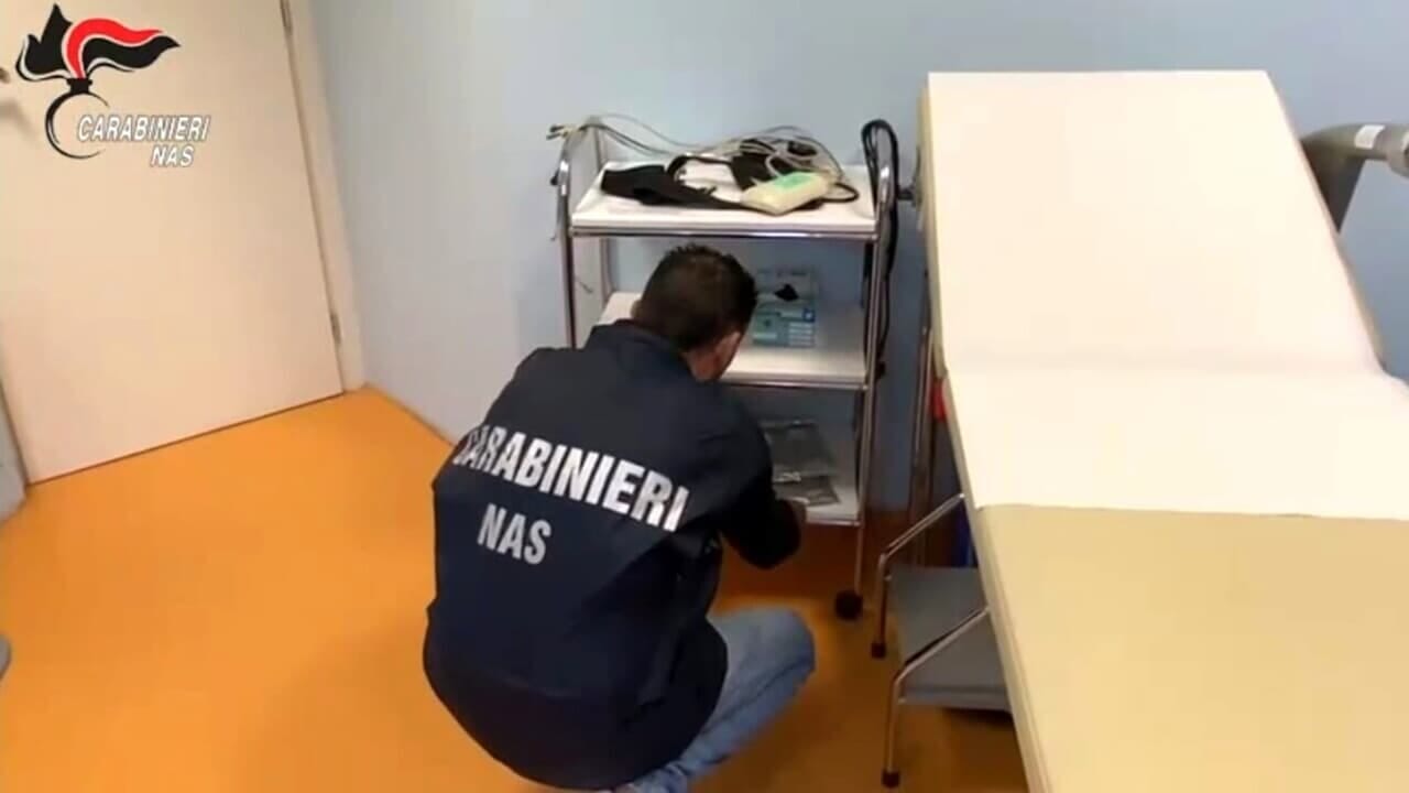 medico sedava e operava bambini abusivamente