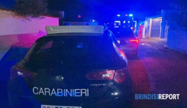 figlio uccide il padre a coltellate. Carabinieri sul posto