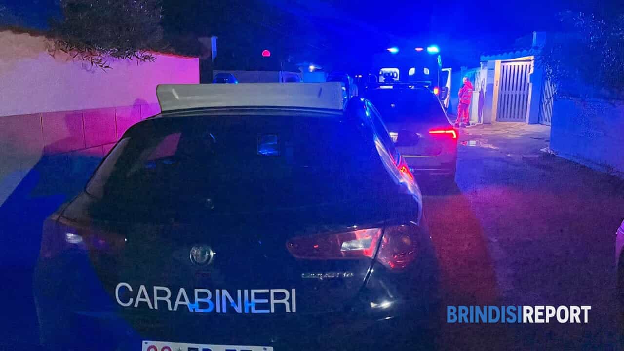 figlio uccide il padre a coltellate. Carabinieri sul posto