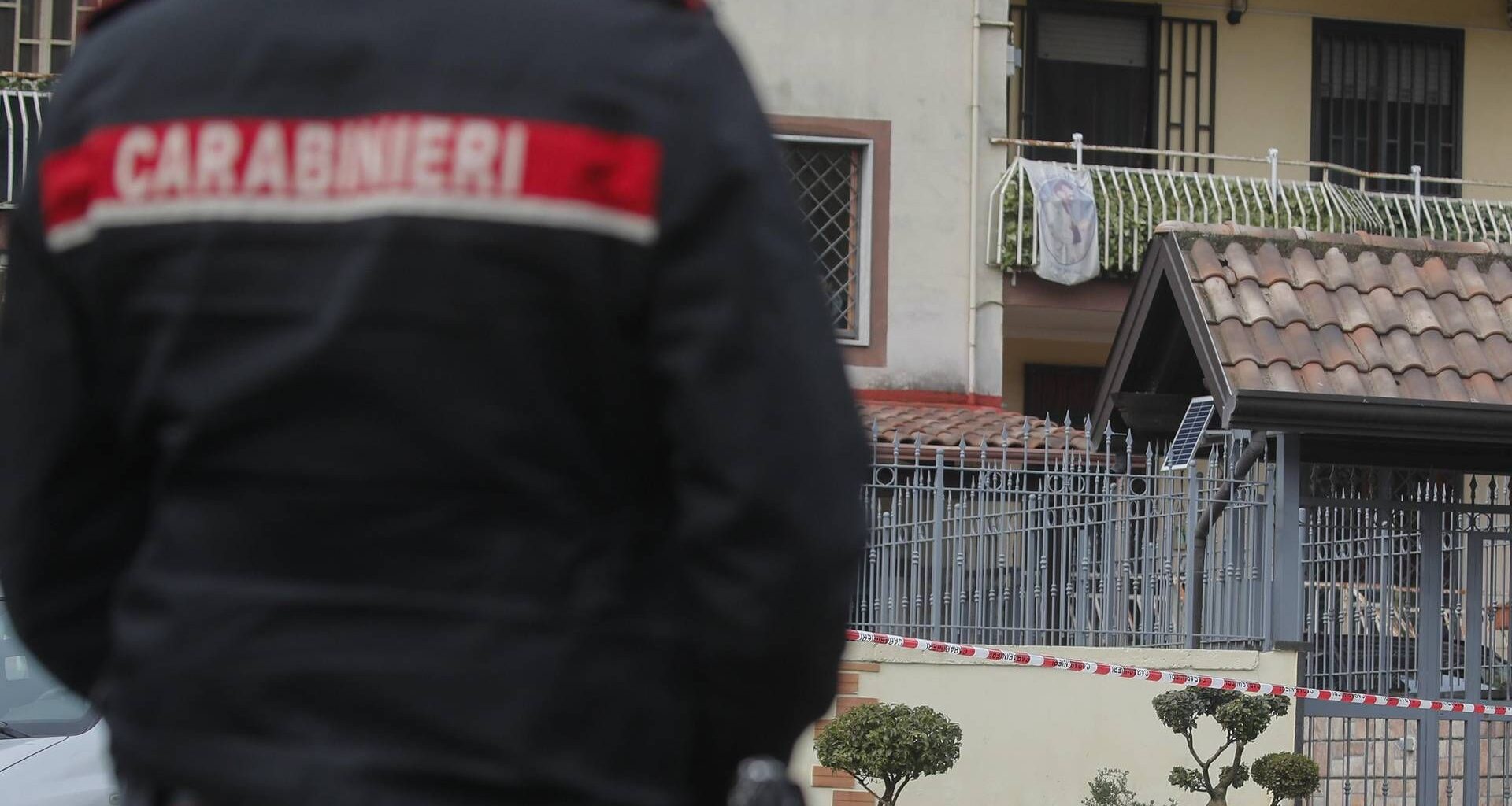 Coniugi trovati morti accoltellati in casa a Firenze, è stato un delitto?