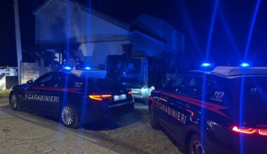 Lite fuoriosa tra due giovani, uno viene accoltellato: è grave