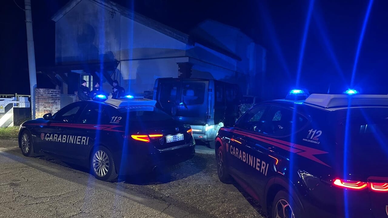 Lite fuoriosa tra due giovani, uno viene accoltellato: è grave