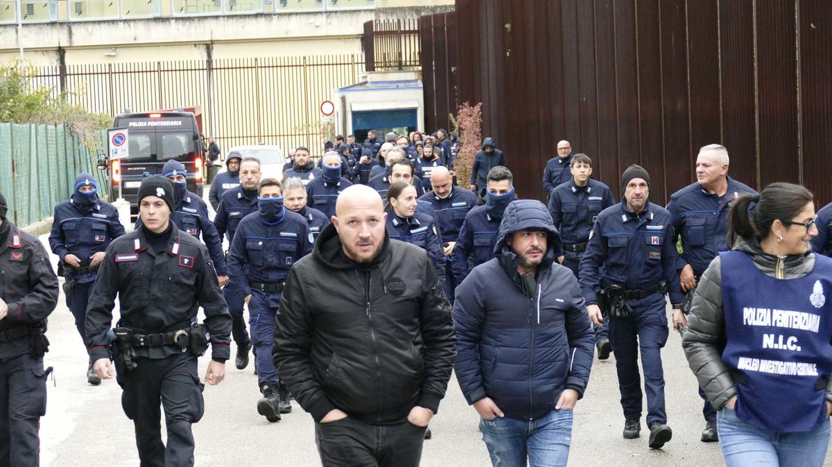a capo della banda due detenuti, ecco come entrava. Perquisizione di massa alla Dogaia