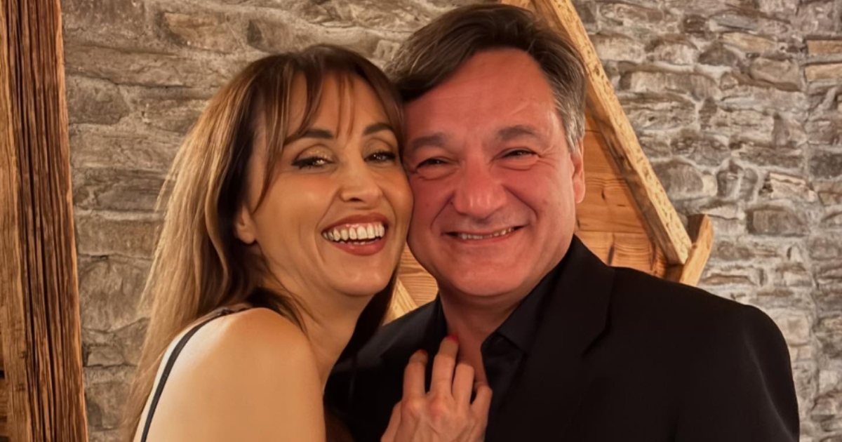 “Andavamo in un motel anche da sposati per trovare un po’ di privacy. Mi ha chiesto di sposarlo in aereo, mentre ero tramortita dai farmaci. Gli ho detto: ‘Sei scemo?'": le confessioni di Benedetta Parodi e Fabio Caressa