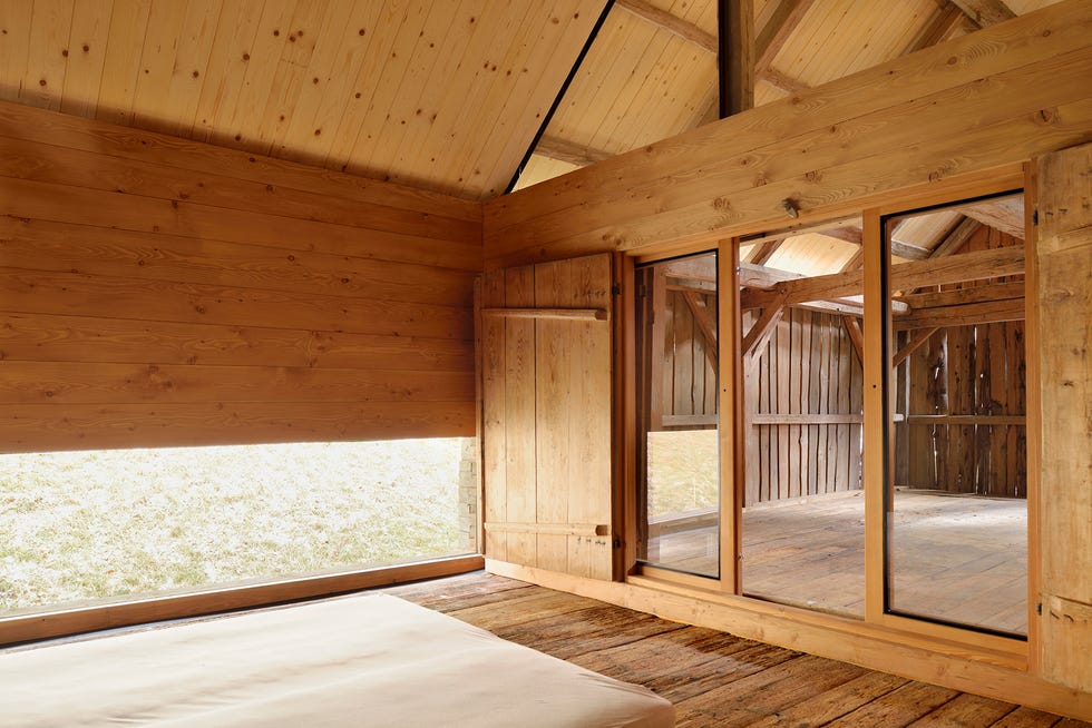 una casita en los alpes de eslovenia que fue una antigua granja